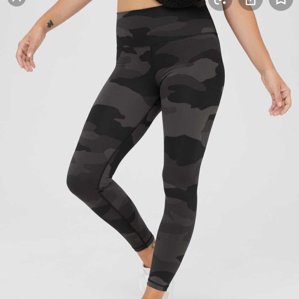 Aerie Offline Black Camo Leggings!!